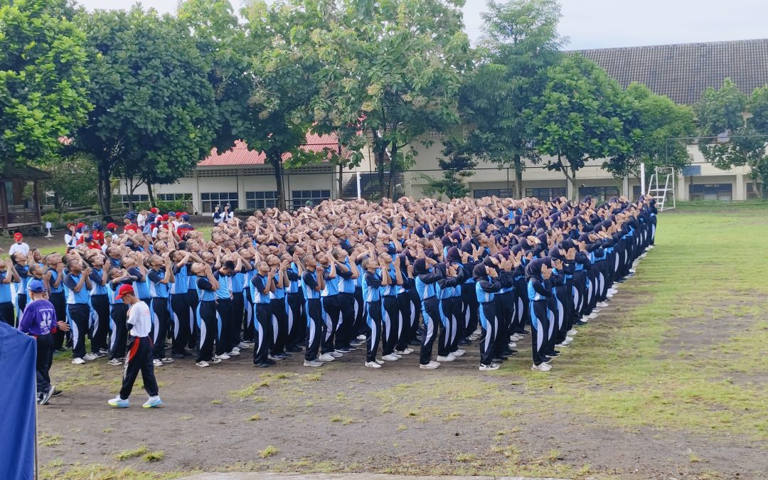 SISWA KELAS X SMKN 1 CANGKRINGAN MENGIKUTI INTERNALISASI KEDISIPLINAN